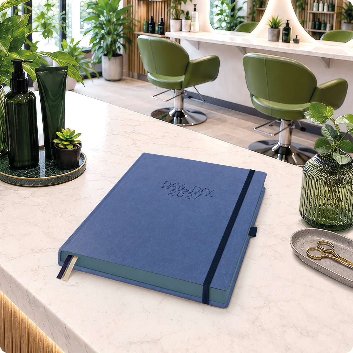 Lifestyle-Ansicht von Häfft Organizer Day by Day Maxi Tageskalender 2027 A4+ im Motiv „Business Blue“ im Einsatz.
