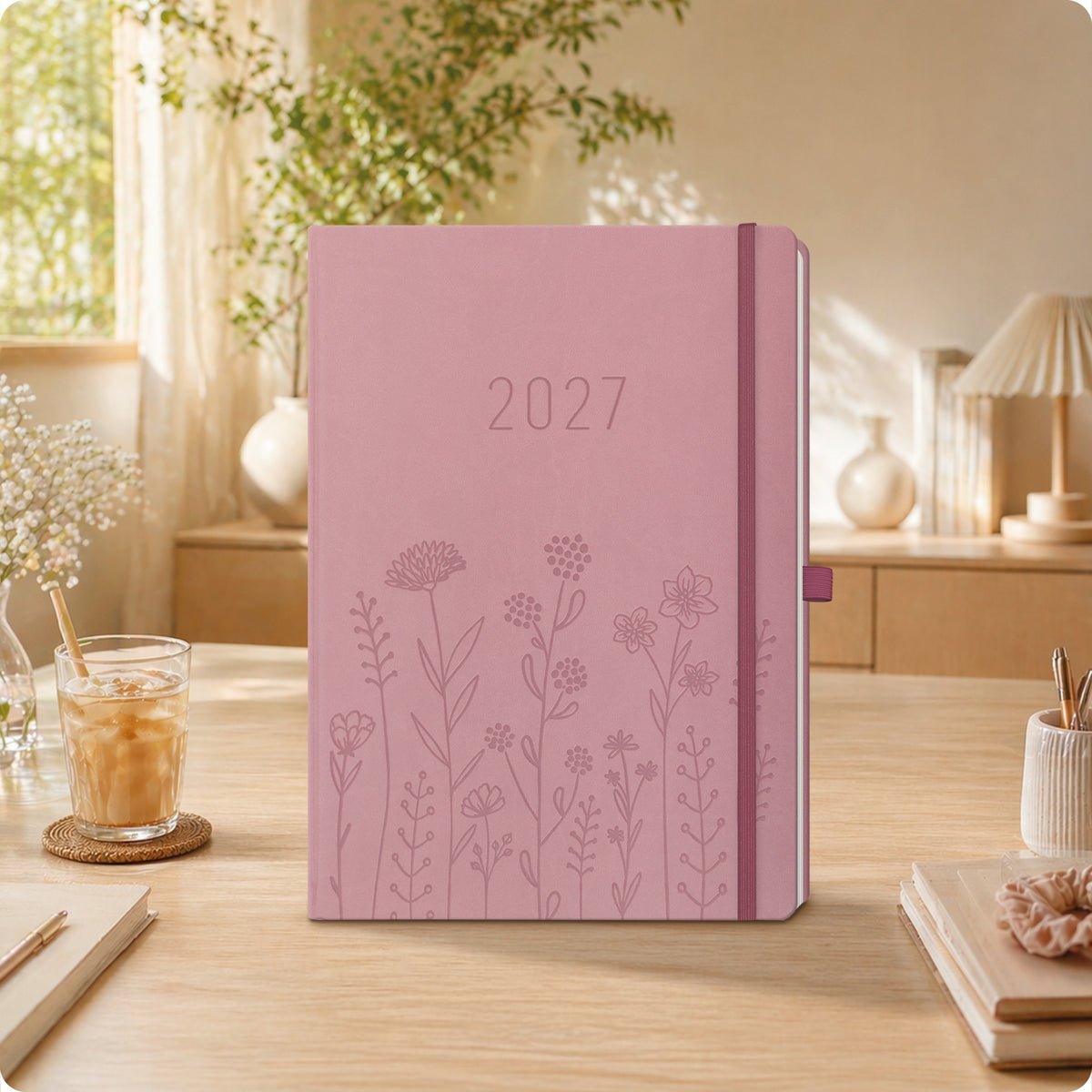 Lifestyle-Ansicht von Häfft Wochen-Notiz-Kalender 2027 A4 im Motiv „Fine Flowers rosé“ im Einsatz.