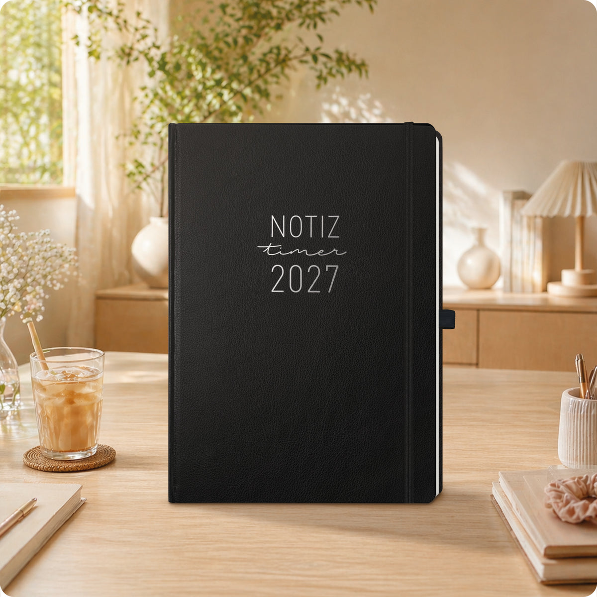 Lifestyle-Ansicht von Häfft Wochen-Notiz-Kalender 2027 A4 im Motiv „Schwarz“ im Einsatz.