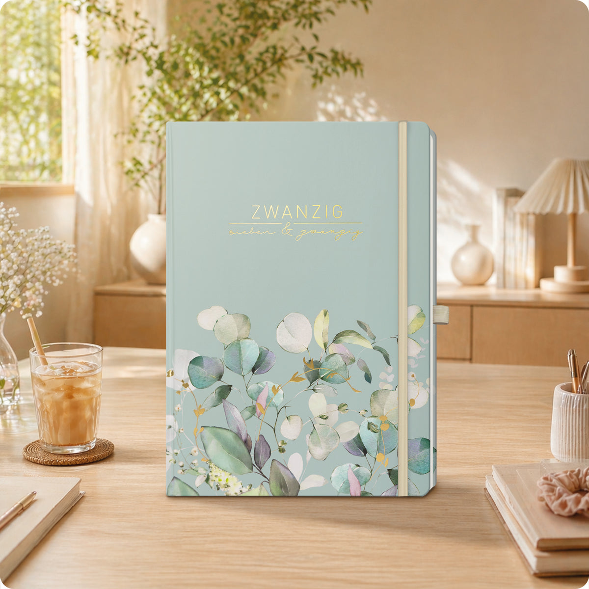 Lifestyle-Ansicht von Häfft Wochen-Notiz-Kalender 2027 A4 im Motiv „Minty Leaves“ im Einsatz.