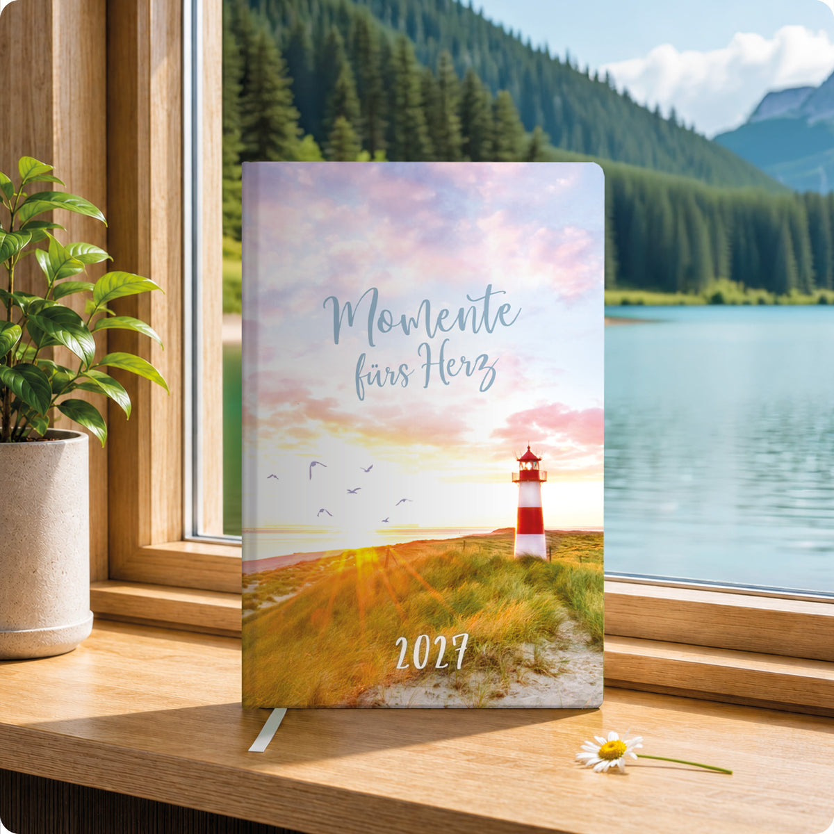 Lifestyle-Ansicht von Häfft Großdruck-Kalender 2027 A5 - extra große Schrift im Motiv „Leuchtturm“ im Einsatz.