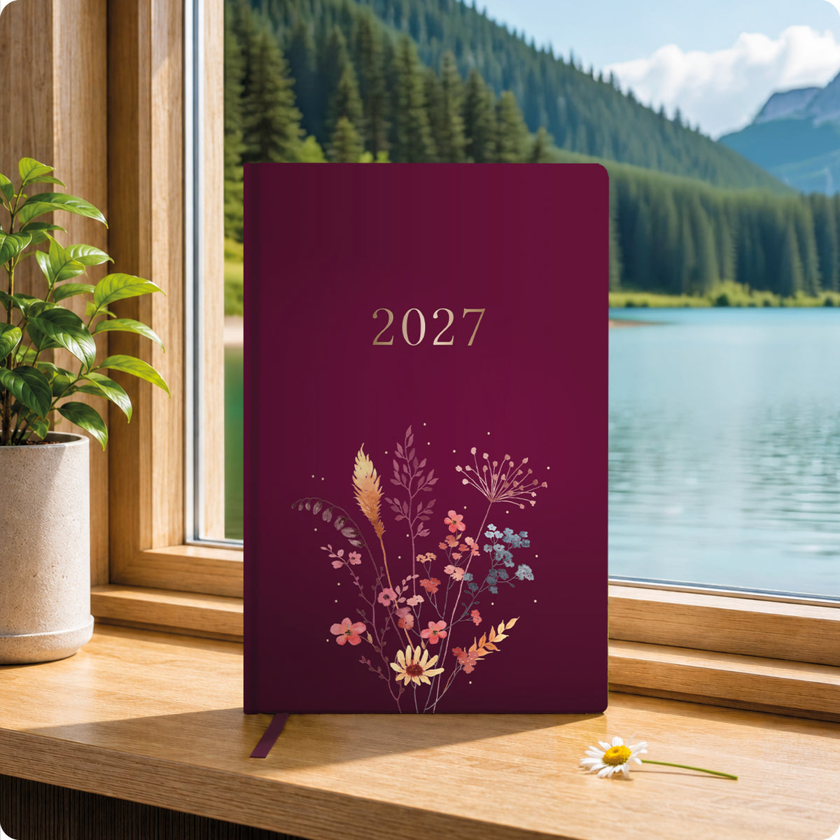 Lifestyle-Ansicht von Häfft Großdruck-Kalender 2027 A5 - extra große Schrift im Motiv „Blumenzauber“ im Einsatz.