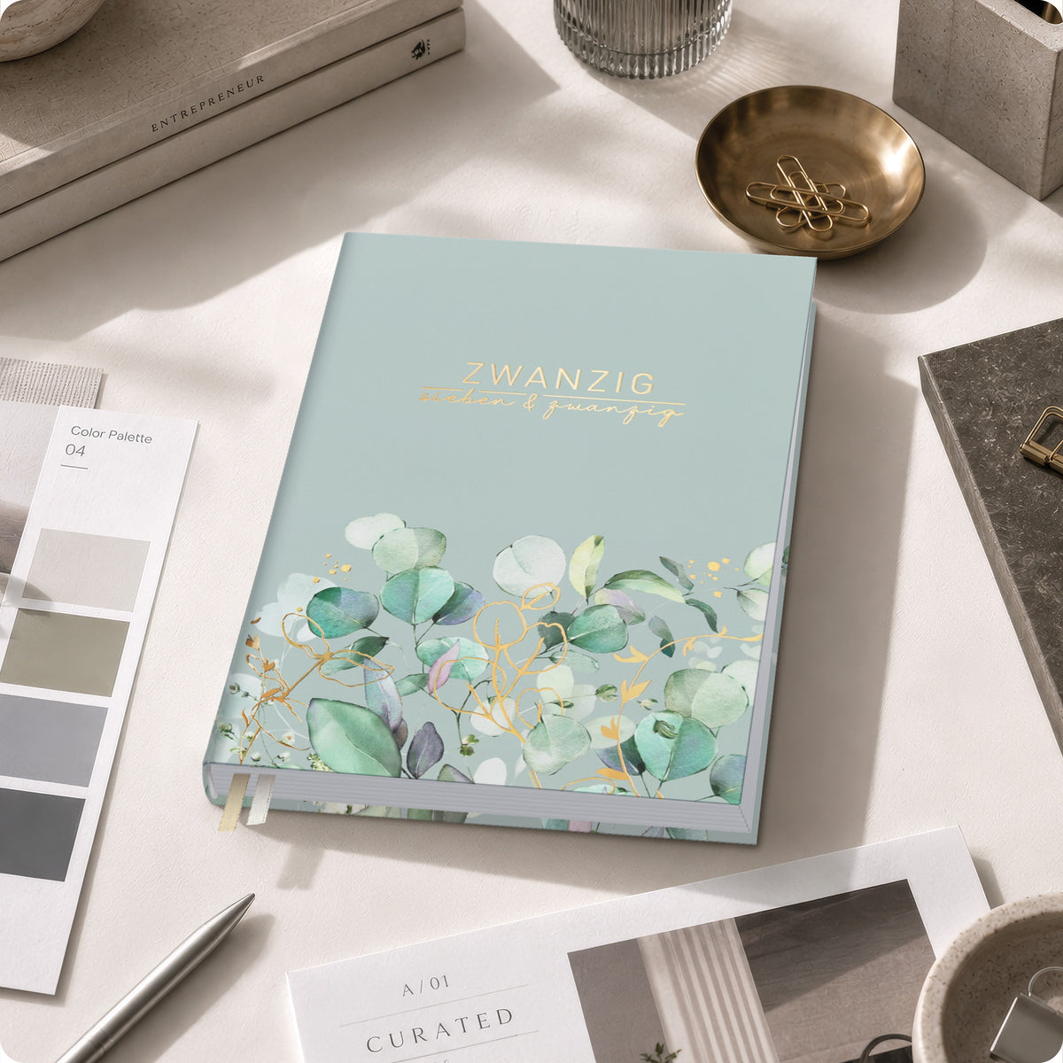 Lifestyle-Ansicht von Häfft Business-Timer Kalender 2027 A5 Wochenplaner im Motiv „Minty Leaves“ im Einsatz.