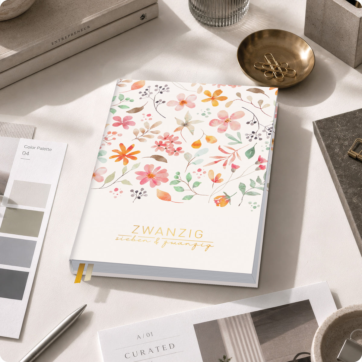 Lifestyle-Ansicht von Häfft Business-Timer Kalender 2027 A5 Wochenplaner im Motiv „Wild Blossoms“ im Einsatz.