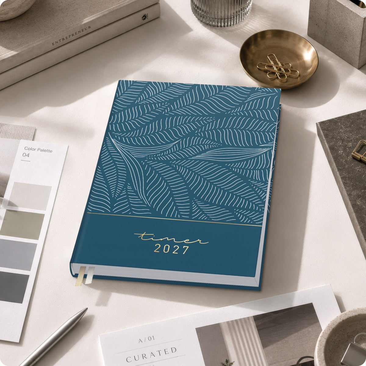 Lifestyle-Ansicht von Häfft Business-Timer Kalender 2027 A5 Wochenplaner im Motiv „Fine Leaves blue“ im Einsatz.