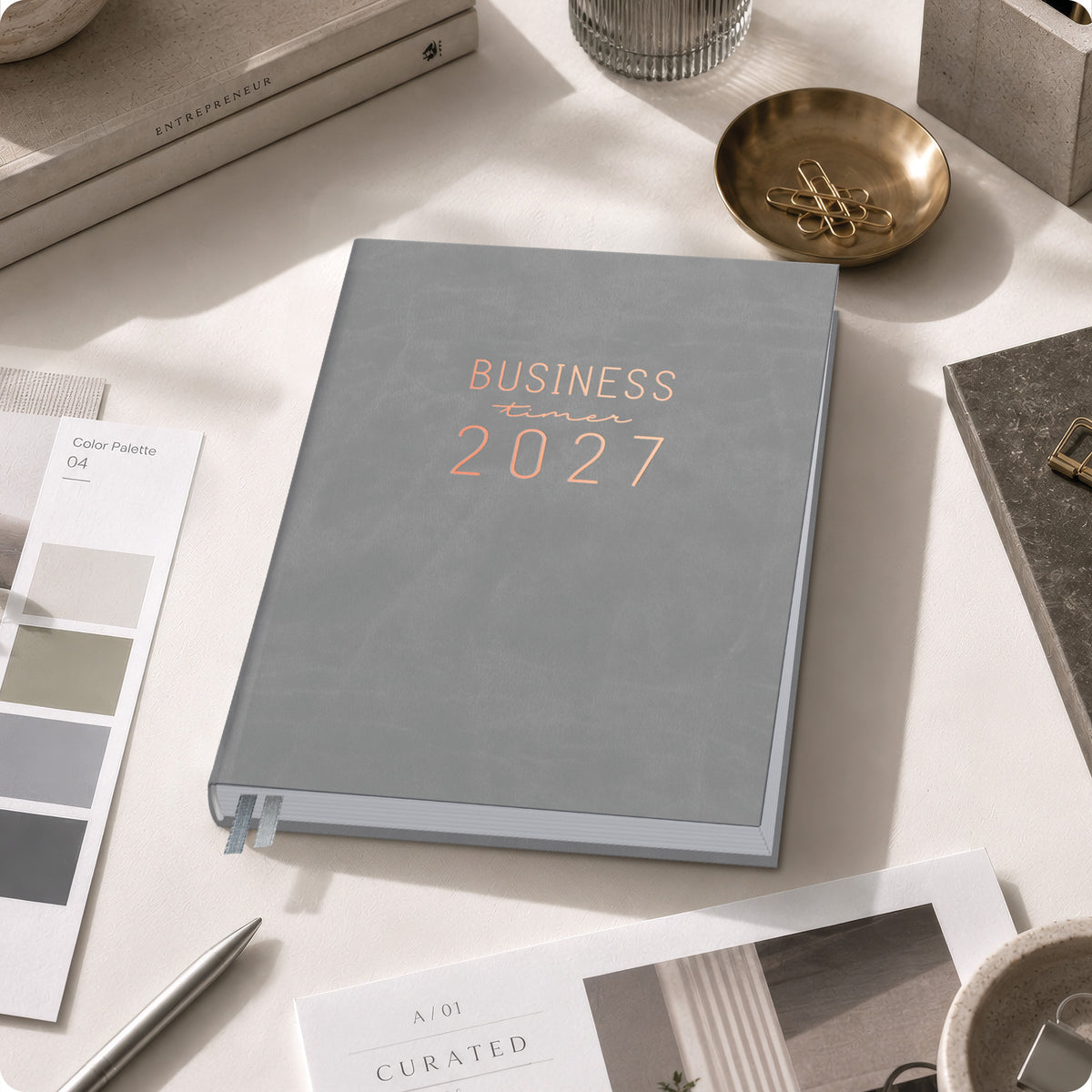 Lifestyle-Ansicht von Häfft Business-Timer Kalender 2027 A5 Wochenplaner im Motiv „Grau-Rosé“ im Einsatz.