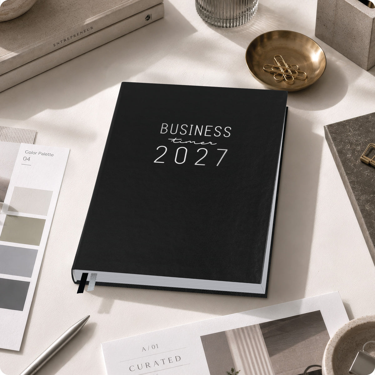 Lifestyle-Ansicht von Häfft Business-Timer Kalender 2027 A5 Wochenplaner im Motiv „Schwarz“ im Einsatz.