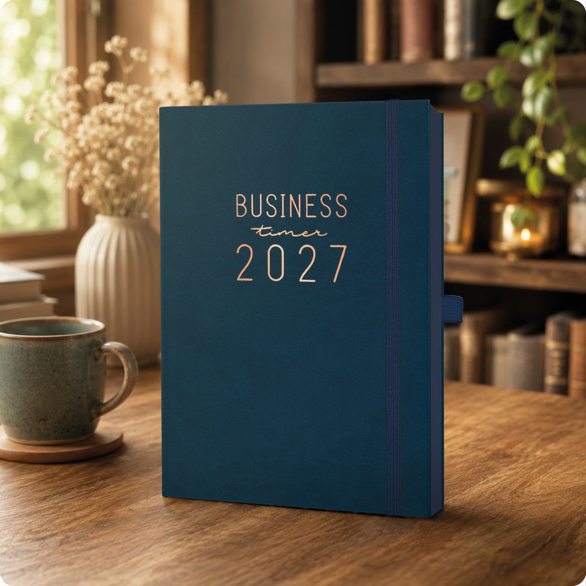 Lifestyle-Ansicht von Häfft Business-Timer Deluxe Kalender 2027 A5 im Motiv „Nachtblau“ im Einsatz.
