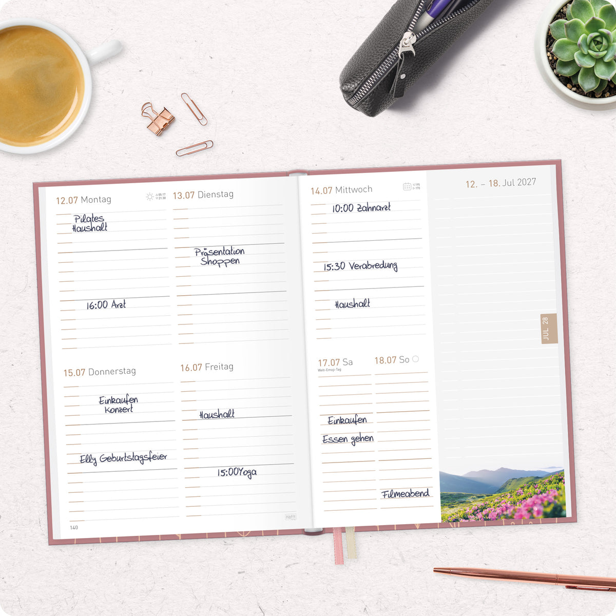 Lifestyle-Ansicht von Häfft Chäff-Timer Classic 2027 A5 Terminkalender im Motiv „Fine Flowers rosé“ im Einsatz.