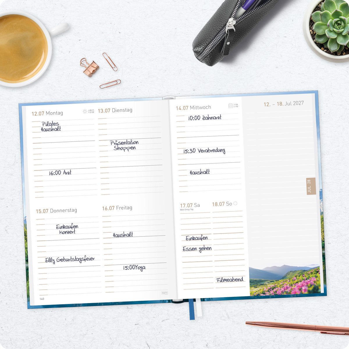 Lifestyle-Ansicht von Häfft Chäff-Timer Classic 2027 A5 Terminkalender im Motiv „Wanderlust“ im Einsatz.