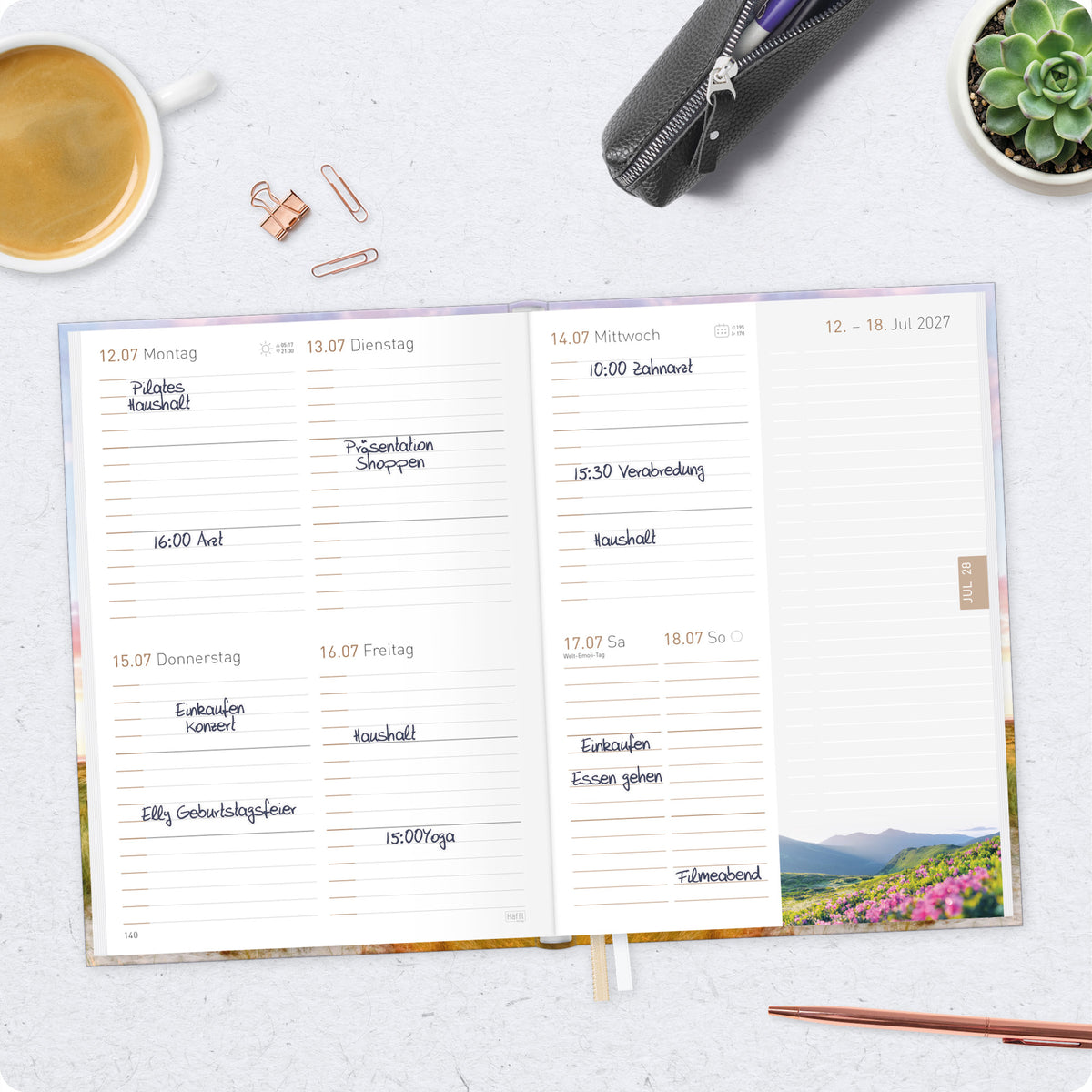 Lifestyle-Ansicht von Häfft Chäff-Timer Classic 2027 A5 Terminkalender im Motiv „Leuchtturm“ im Einsatz.