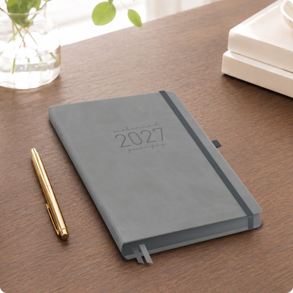 Lifestyle-Ansicht von Häfft Chäff-Timer Deluxe Kalender 2027 A5 Wochenplaner im Motiv „Grey Edition“ im Einsatz.