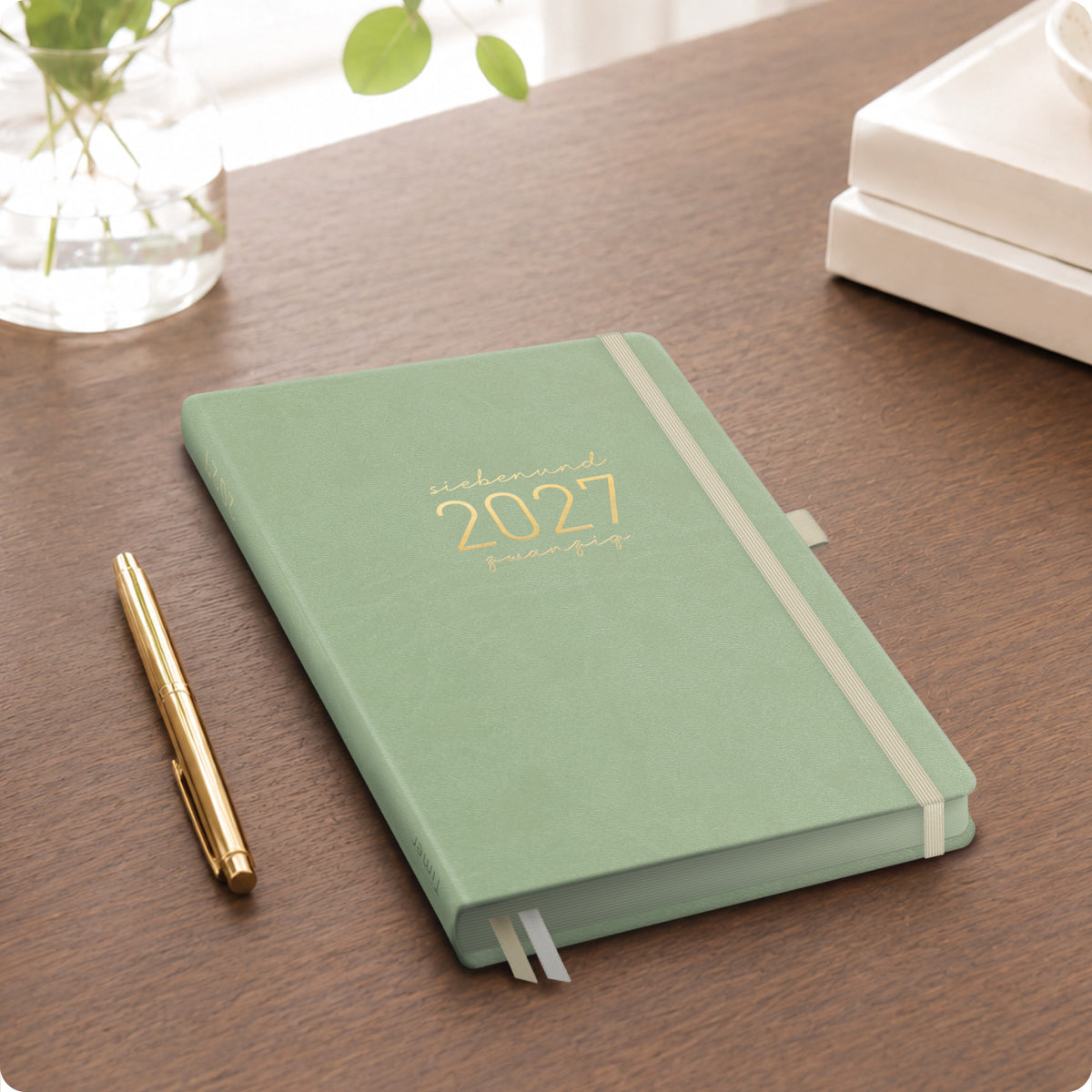 Lifestyle-Ansicht von Häfft Chäff-Timer Deluxe Kalender 2027 A5 Wochenplaner im Motiv „Salbei“ im Einsatz.