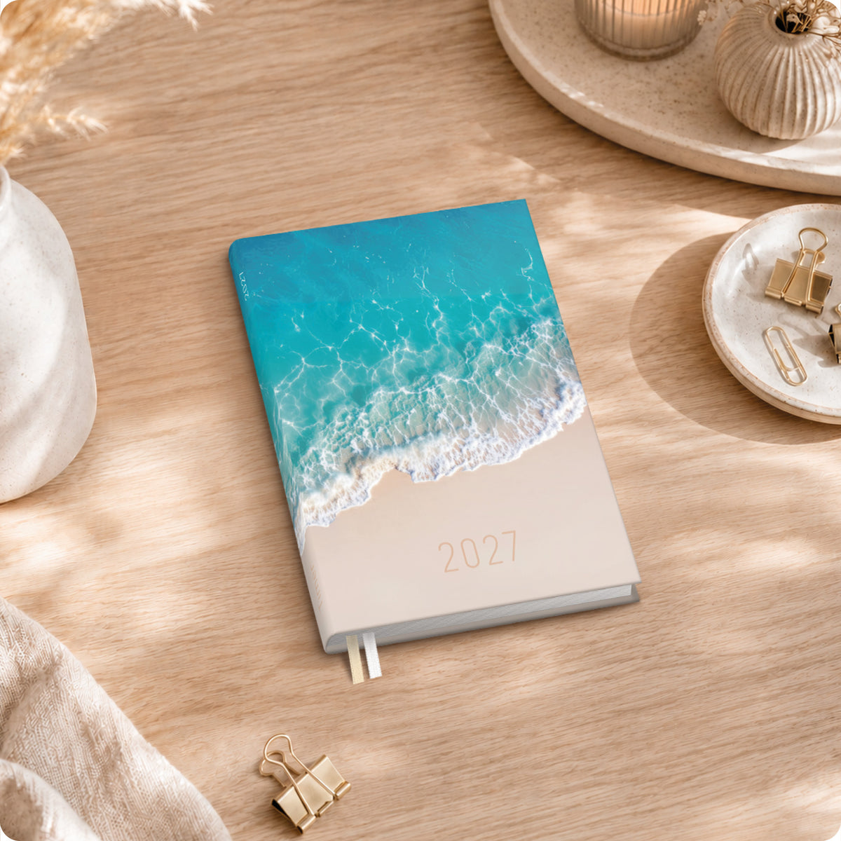 Lifestyle-Ansicht von Häfft Chäff-Timer Mini Kalender 2027 A6+ im Motiv „Summer Beach“ im Einsatz.