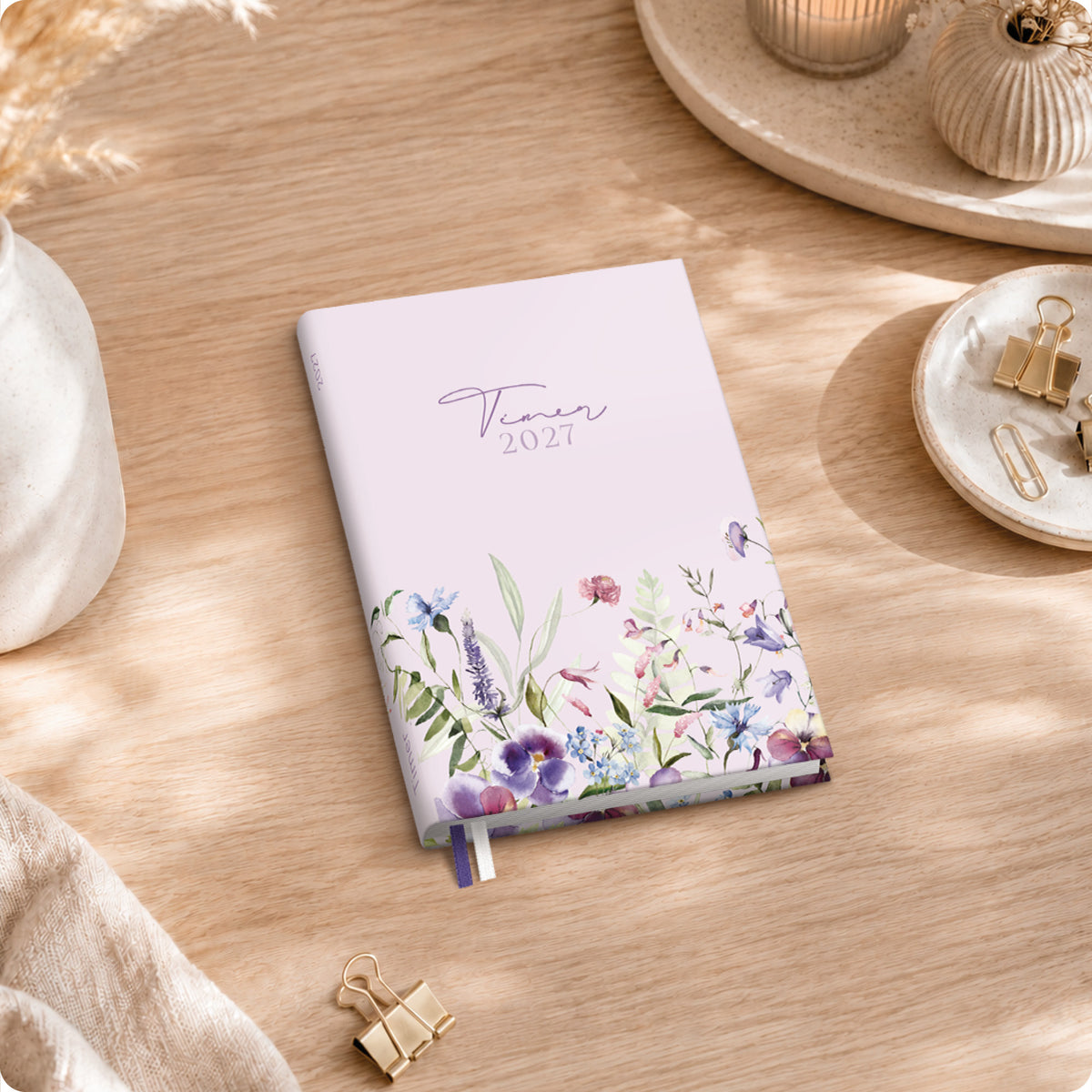 Lifestyle-Ansicht von Häfft Chäff-Timer Mini Kalender 2027 A6+ im Motiv „Blütentraum“ im Einsatz.