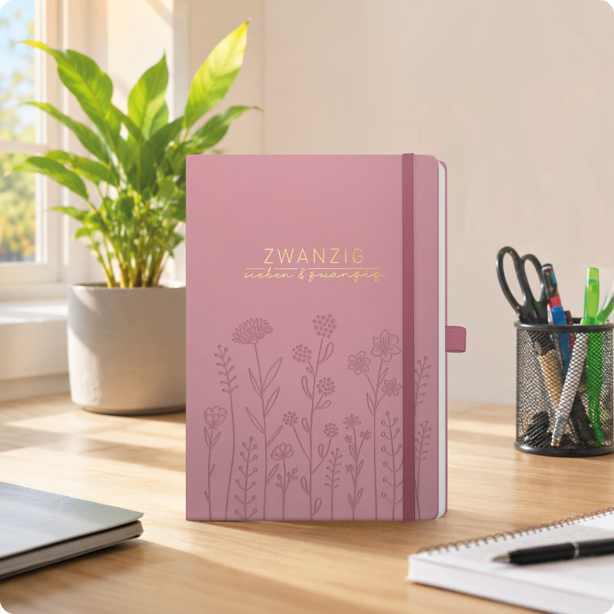 Lifestyle-Ansicht von Häfft Chäff-Timer Premium Kalender 2027 A5 im Motiv „Fine Flowers rosé“ im Einsatz.