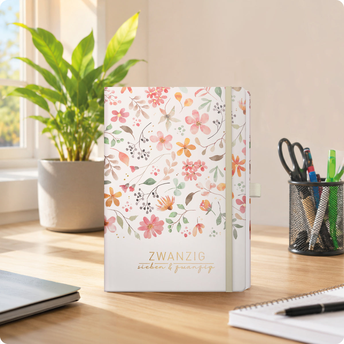 Lifestyle-Ansicht von Häfft Chäff-Timer Premium Kalender 2027 A5 im Motiv „Wild Blossoms“ im Einsatz.