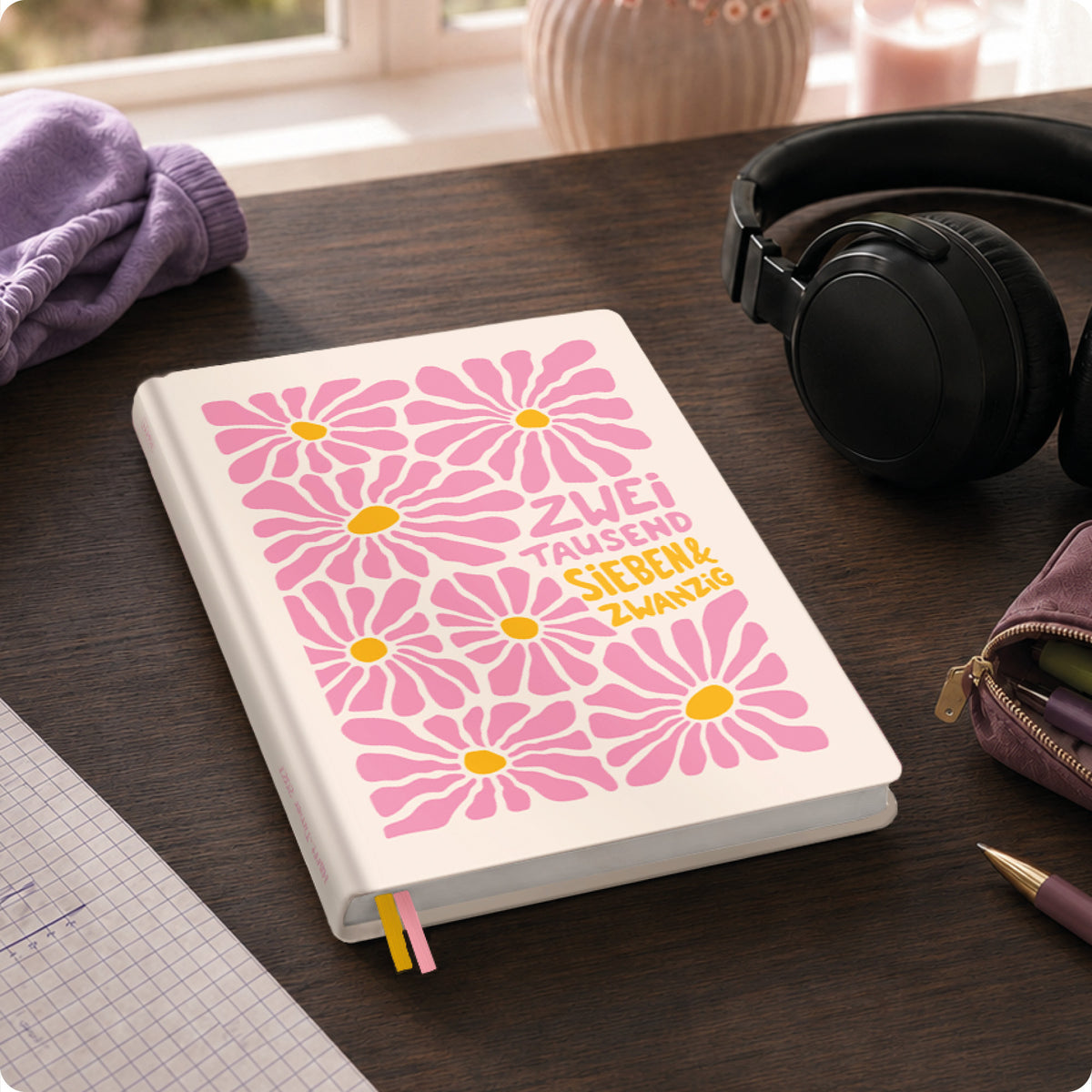 Lifestyle-Ansicht von Häfft-Timer Terminkalender 2027 A5 für junge Erwachsene im Motiv „Pink Flowers“ im Einsatz.