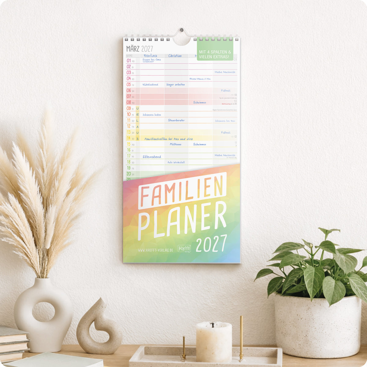 Lifestyle-Ansicht von Häfft Familienplaner 2027 mit 4 Spalten - Wandkalender im Motiv „Rainbow“ im Einsatz.