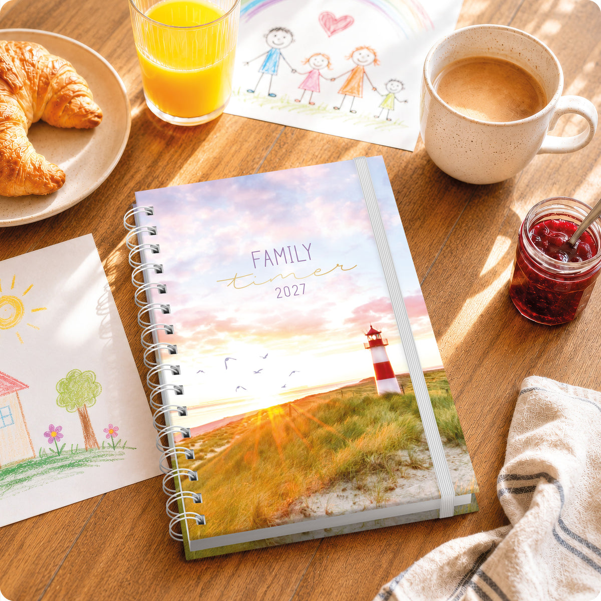 Lifestyle-Ansicht von Häfft Family-Timer Familienkalender 2027 für 4 Personen im Motiv „Leuchtturm“ im Einsatz.