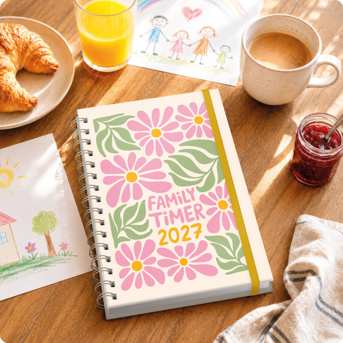 Lifestyle-Ansicht von Häfft Family-Timer Familienkalender 2027 für 4 Personen im Motiv „Flower Power“ im Einsatz.