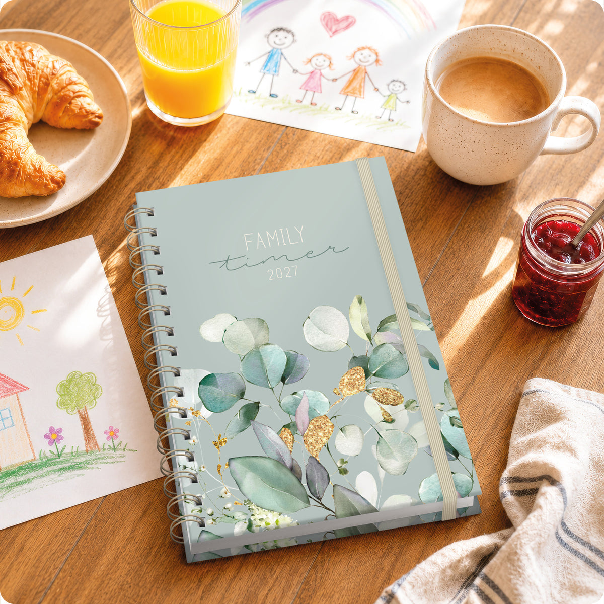 Lifestyle-Ansicht von Häfft Family-Timer Familienkalender 2027 für 4 Personen im Motiv „Minty Leaves“ im Einsatz.