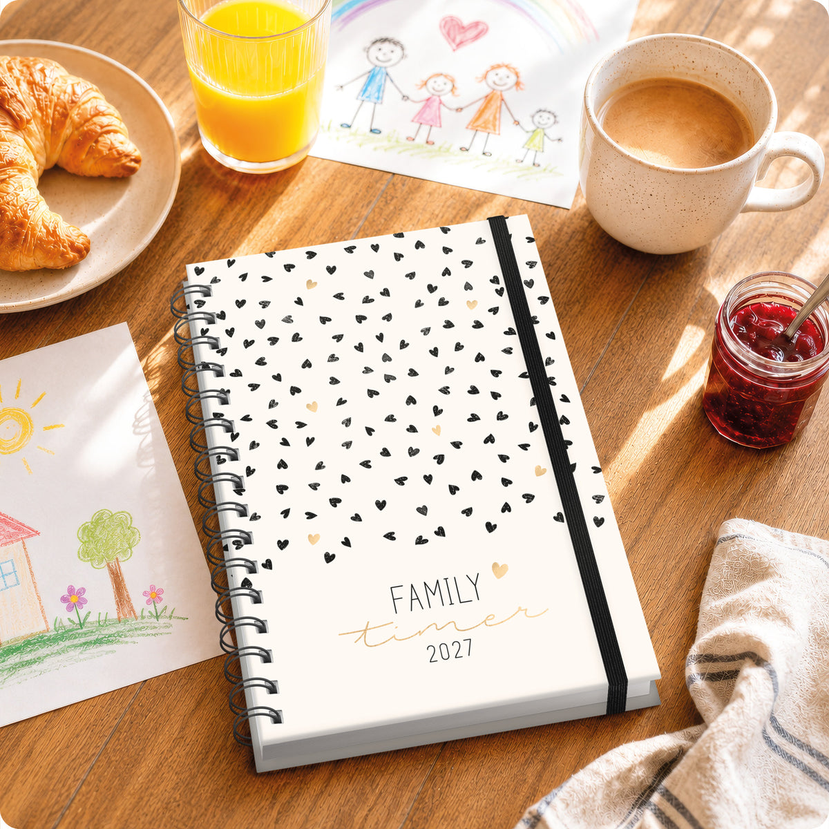 Lifestyle-Ansicht von Häfft Family-Timer Familienkalender 2027 für 4 Personen im Motiv „Golden Hearts“ im Einsatz.
