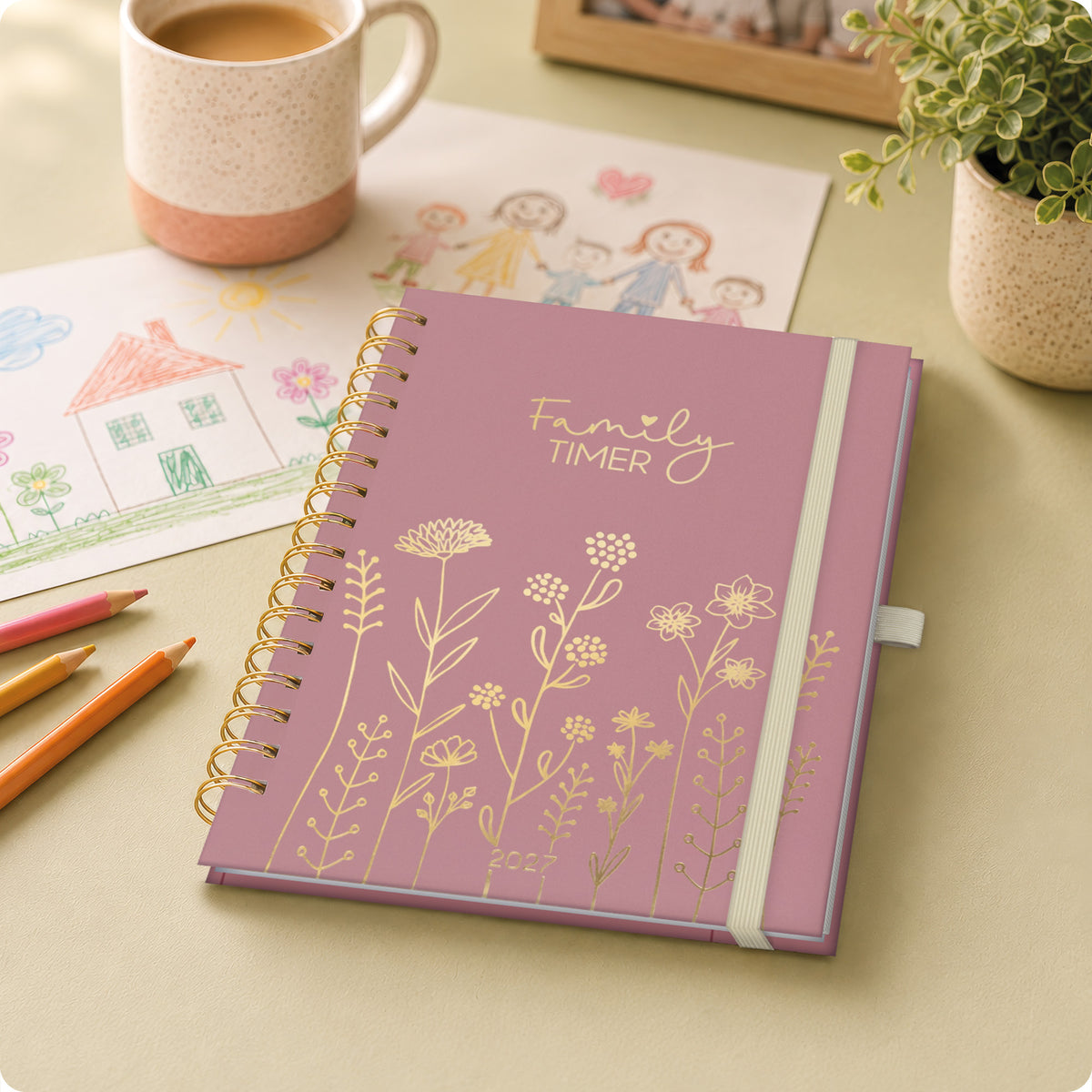 Lifestyle-Ansicht von Häfft Family-Timer Deluxe Familienkalender 2027 im Motiv „Fine Flowers rosé“ im Einsatz.