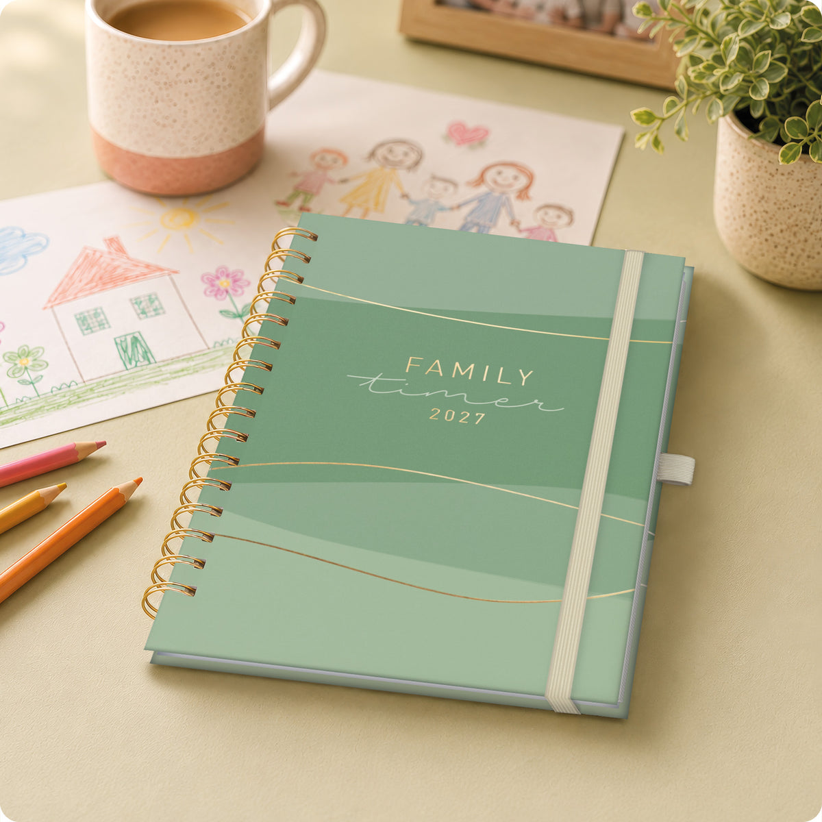 Lifestyle-Ansicht von Häfft Family-Timer Deluxe Familienkalender 2027 im Motiv „Green Waves“ im Einsatz.