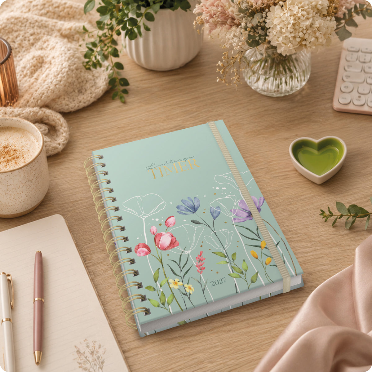 Lifestyle-Ansicht von Häfft Lieblings-Timer Ringbuch-Kalender 2027 A5 im Motiv „Spring Flowers“ im Einsatz.