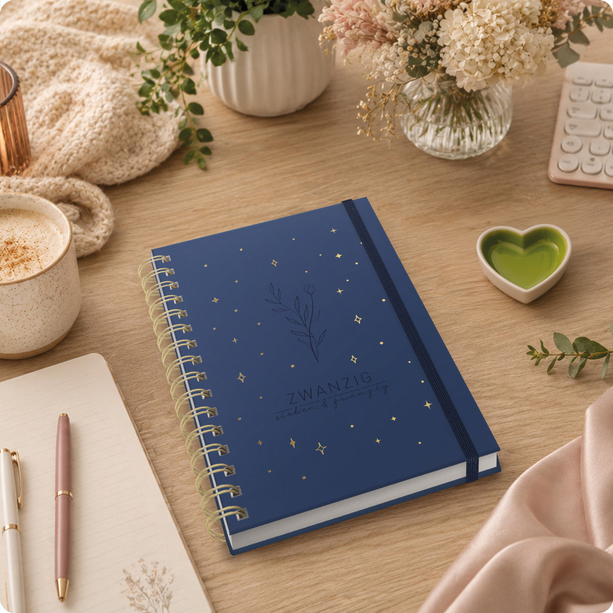 Lifestyle-Ansicht von Häfft Lieblings-Timer Ringbuch-Kalender 2027 A5 im Motiv „Night Flower“ im Einsatz.
