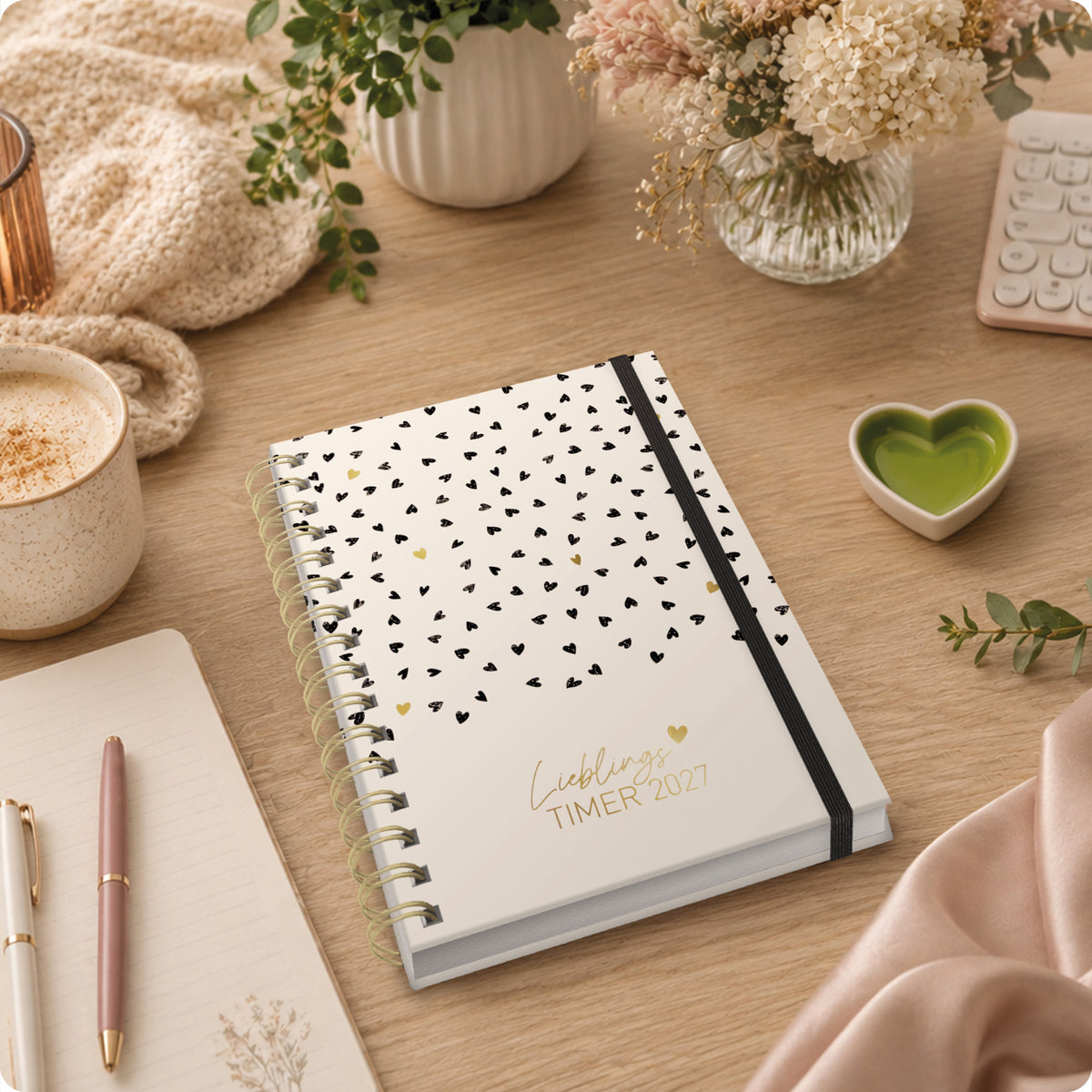 Lifestyle-Ansicht von Häfft Lieblings-Timer Ringbuch-Kalender 2027 A5 im Motiv „Golden Hearts“ im Einsatz.