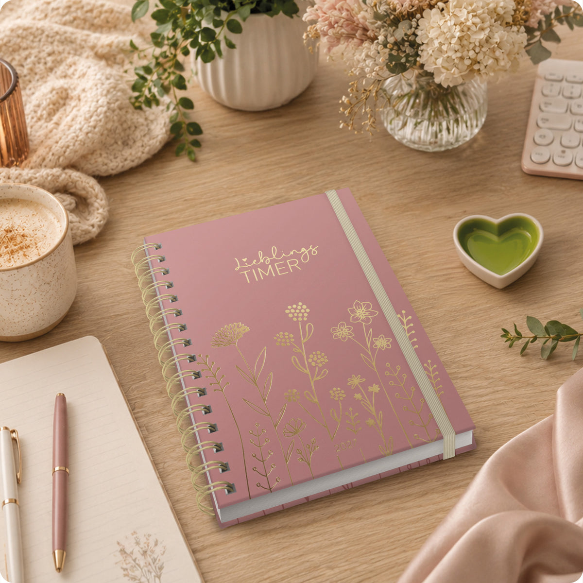 Lifestyle-Ansicht von Häfft Lieblings-Timer Ringbuch-Kalender 2027 A5 im Motiv „Fine Flowers rosé“ im Einsatz.