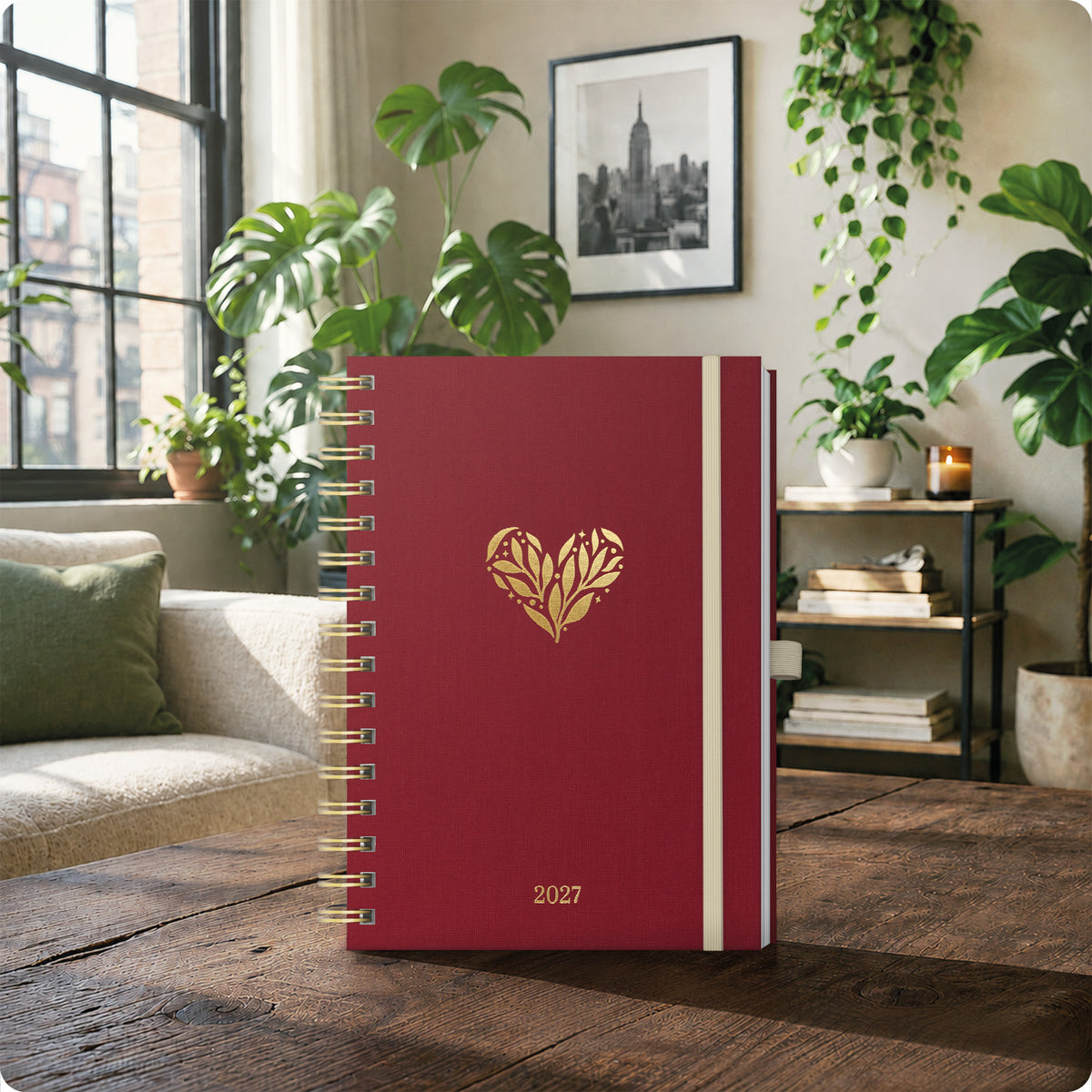 Lifestyle-Ansicht von Häfft Lieblings-Timer Deluxe Ringbuch-Kalender 2027 A5 im Motiv „Magic Heart“ im Einsatz.