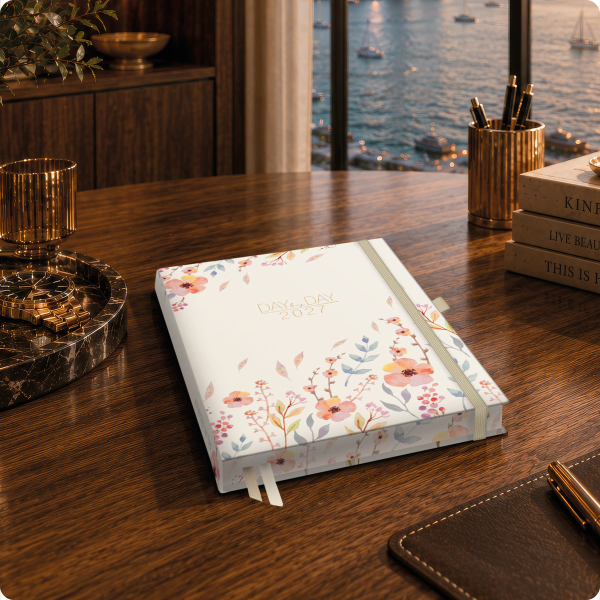 Lifestyle-Ansicht von Häfft Tageskalender 2027 A5 - Organizer Day by Day Deluxe im Motiv „Sweet Flowers“ im Einsatz.