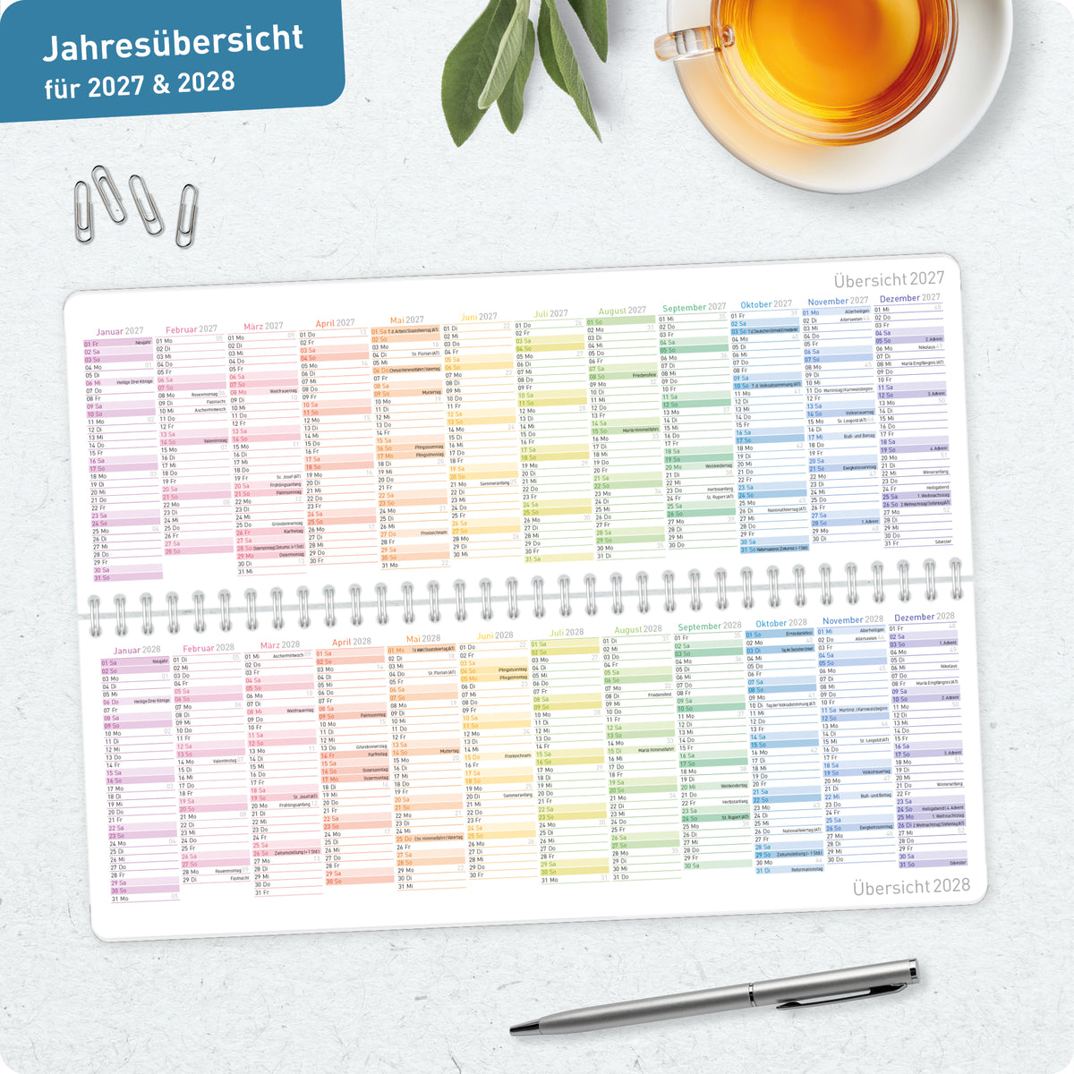 Lifestyle-Ansicht von Häfft Wochen-Tischkalender 2027 quer zum Aufstellen - für DE & AT im Einsatz.