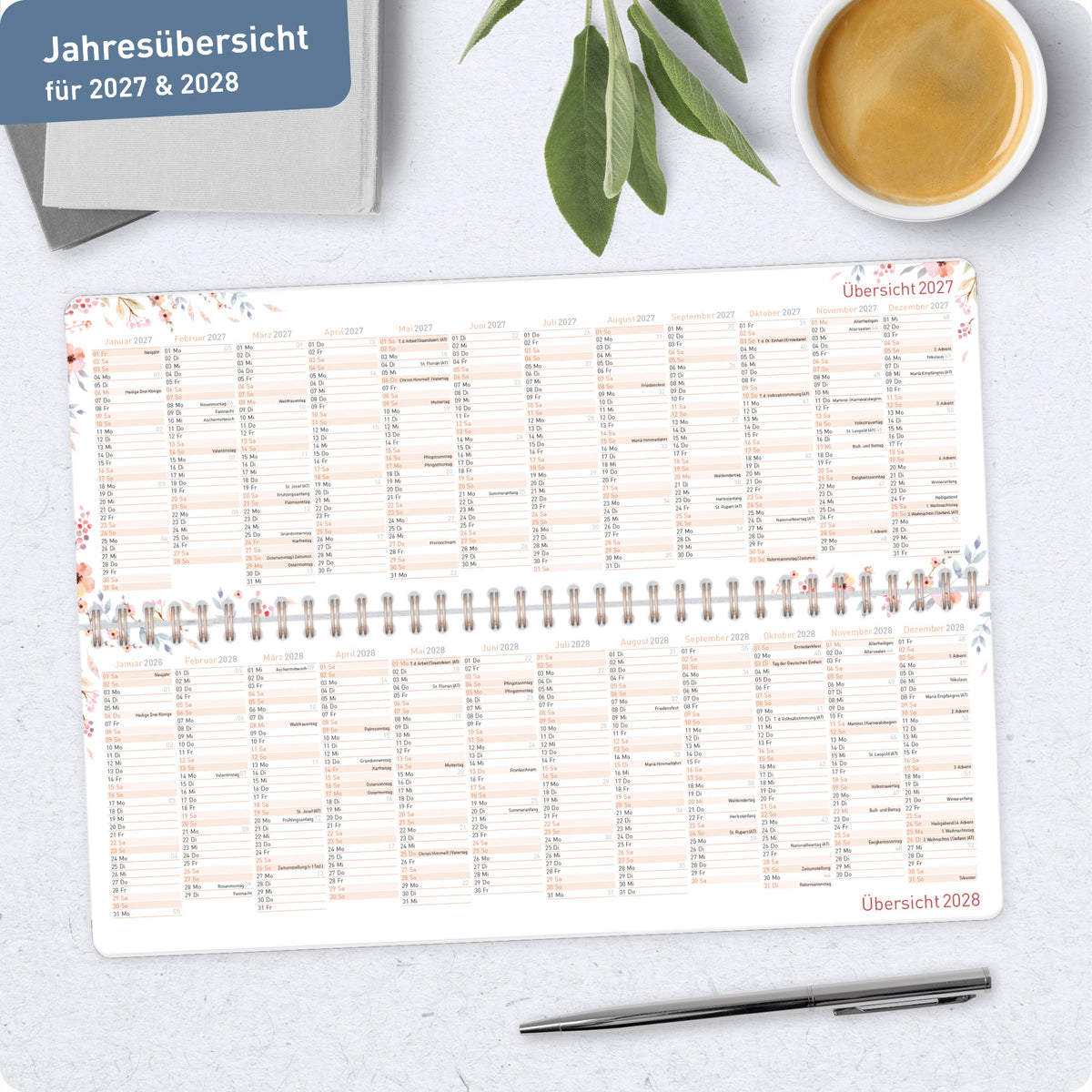Lifestyle-Ansicht von Häfft Wochen-Tischkalender 2027 quer - für DE & AT im Motiv „Sweet Flowers“ im Einsatz.