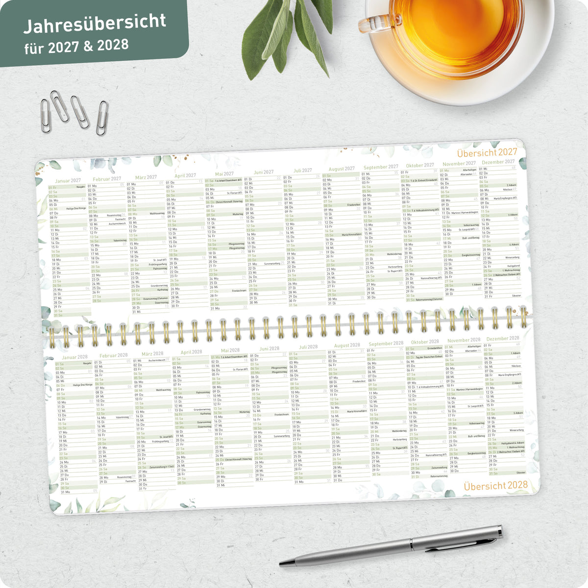 Lifestyle-Ansicht von Häfft Wochen-Tischkalender 2027 quer zum Aufstellen - für DE & AT im Einsatz.