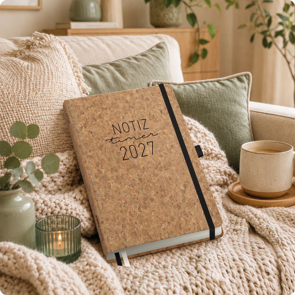 Lifestyle-Ansicht von Häfft Wochen-Notiz-Kalender 2027 A5 - Planer & Notizbuch im Motiv „Kork“ im Einsatz.