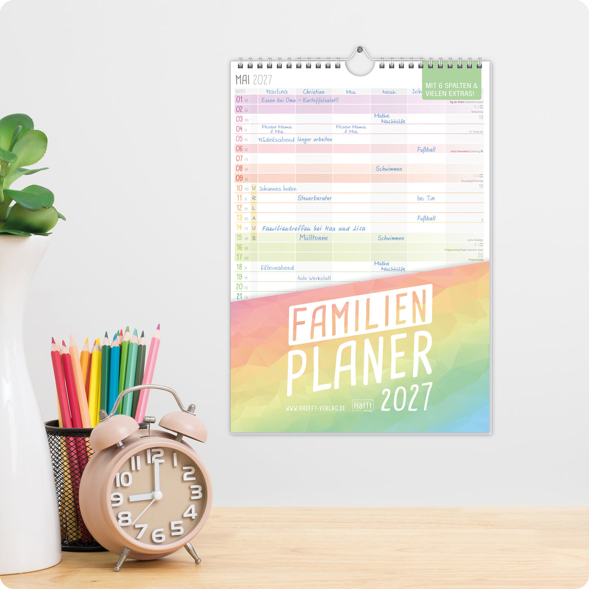 Lifestyle-Ansicht von Häfft Familienplaner 2027 mit 6 Spalten - Wandkalender im Motiv „Rainbow“ im Einsatz.
