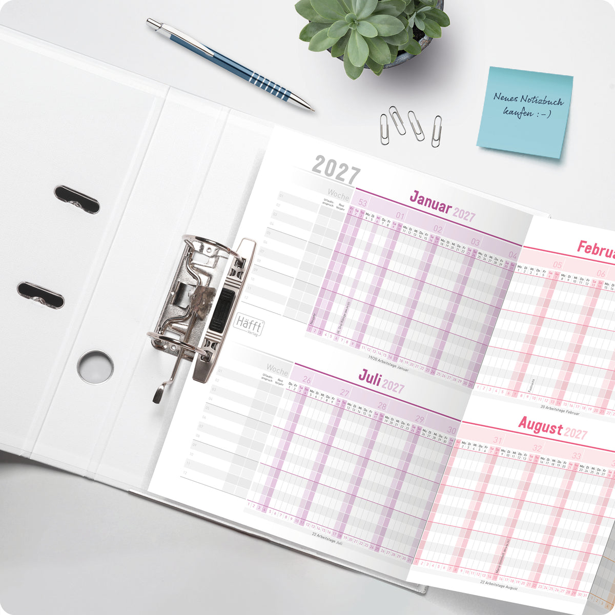 Lifestyle-Ansicht von Häfft Urlaubsplaner 2027 Mitarbeiter A4 Faltkalender im Motiv „Rainbow“ im Einsatz.