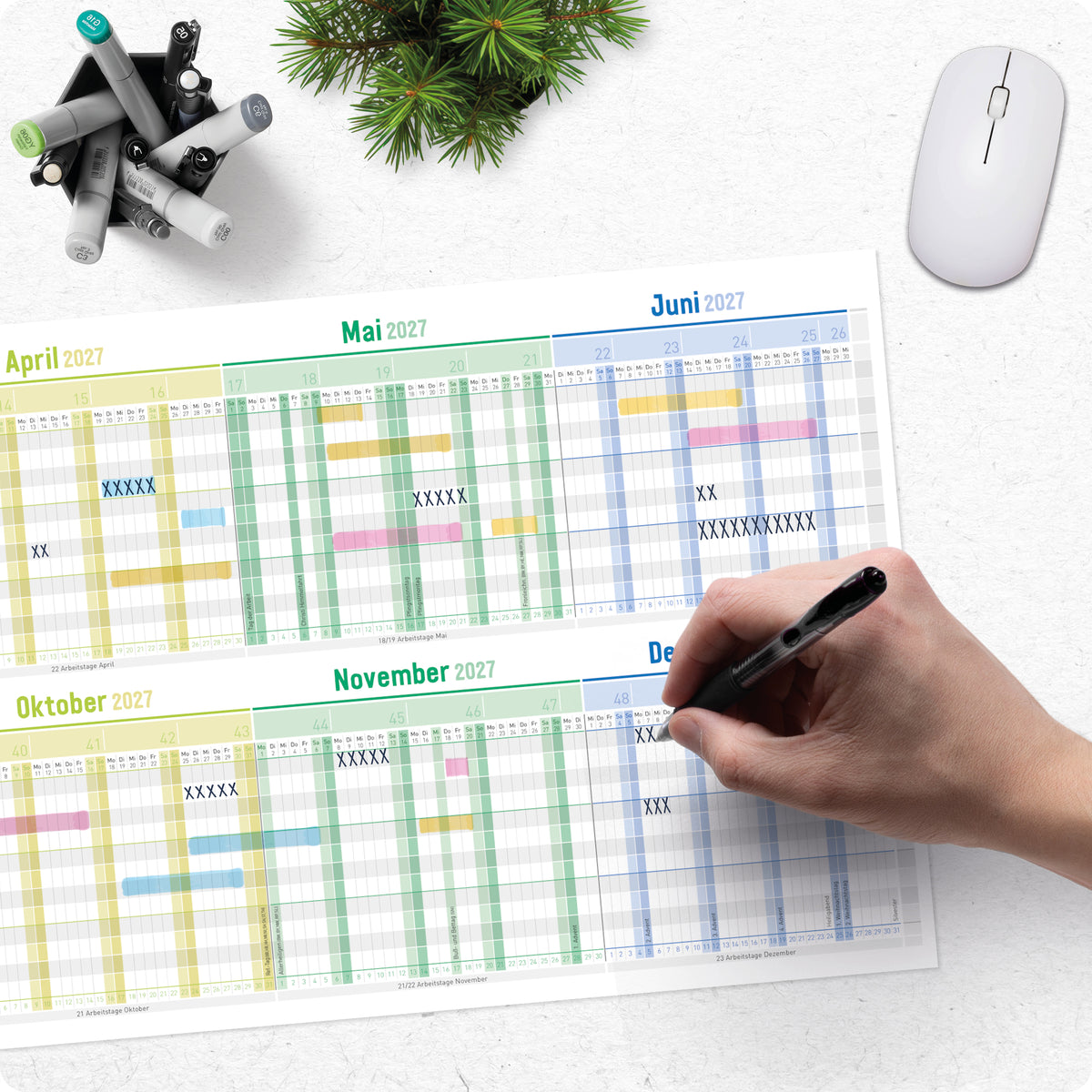 Ausgefülltes Planungsbeispiel von Häfft Urlaubsplaner 2027 Mitarbeiter A4 Faltkalender im Motiv „Rainbow“.